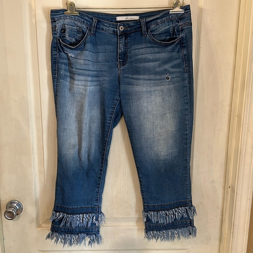 Kancan Jean fringed Capri pant size 5 (fits like a 6-8. Boyfriend/distressed.